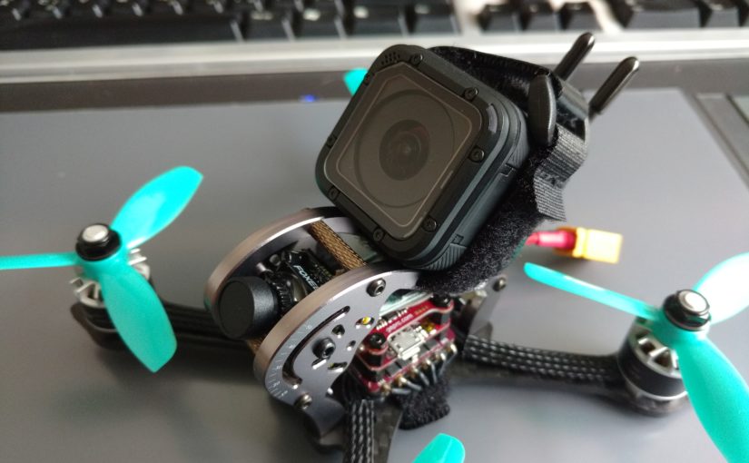 Begeleidende foto Een GoPro Session op een drie inch race drone